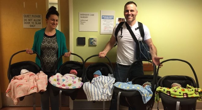 Amy e Chad Kempel saíram da maternidade levando cinco bebês para casa