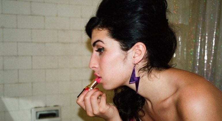 Até batom vermelho usado por Amy Winehouse foi leiloado