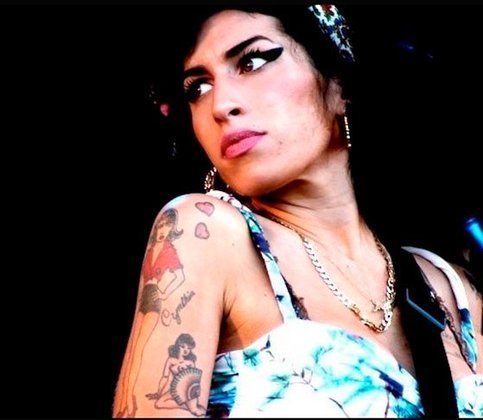 Amy Winehouse - A cantora e compositora britânica, dona de um estilo único e vencedora de um Grammy, morreu aos 27 anos, em 2011, por ter ingerido excesso de álcool. 