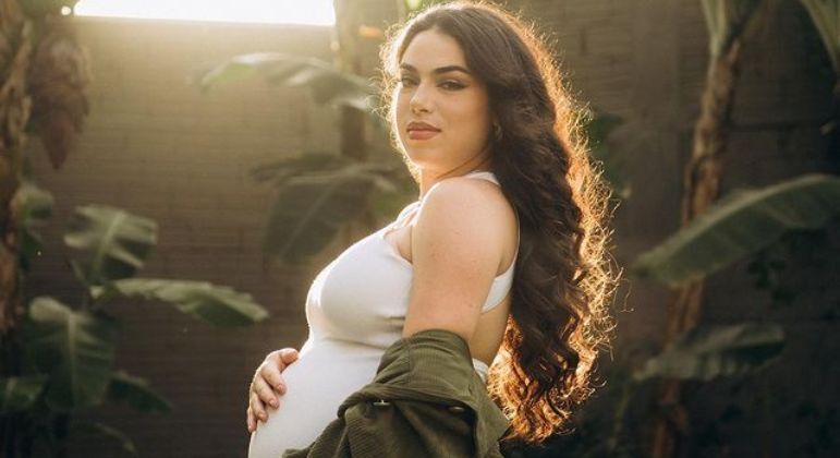 Ana Carolina Andrade comoveu os internautas ao compartilhar um desabafo. A influenciadora estava grávida, prestes a completar 40 semanas de gestação, e perdeu o bebê que estava esperando, que receberia o nome de Yan. Ana contou que não sabe os motivos que causaram a perda gestacional, e que tanto ela quanto o bebê estavam saudáveis. 'Eu realmente não encontrei palavras para dar nome ao que eu sinto ou tenho passado. Você deixou saudade, meu Yan. E minha missão agora é aos poucos transformar a dor em saudade leve, porque as lembranças que meu filho me deixa são as melhores deste mundo', disse