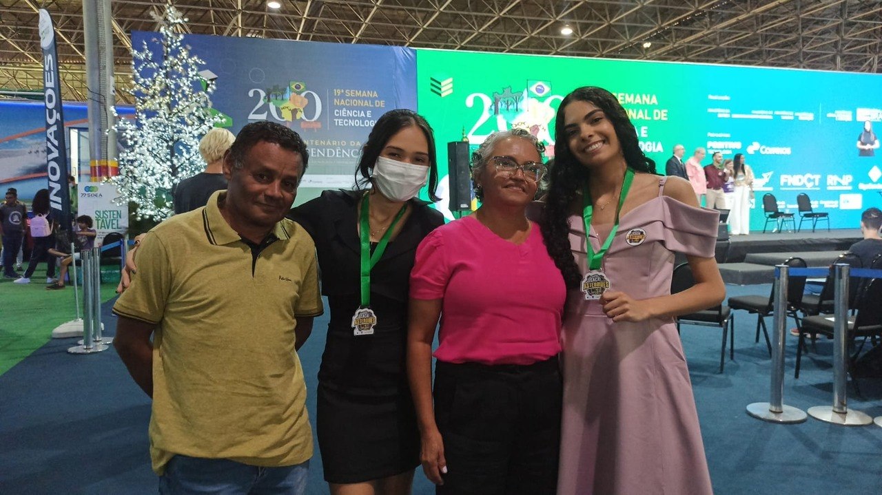 Na premiação (à dir.) com amigos e a parceira de pesquisa Ivna Lohana (de máscara)