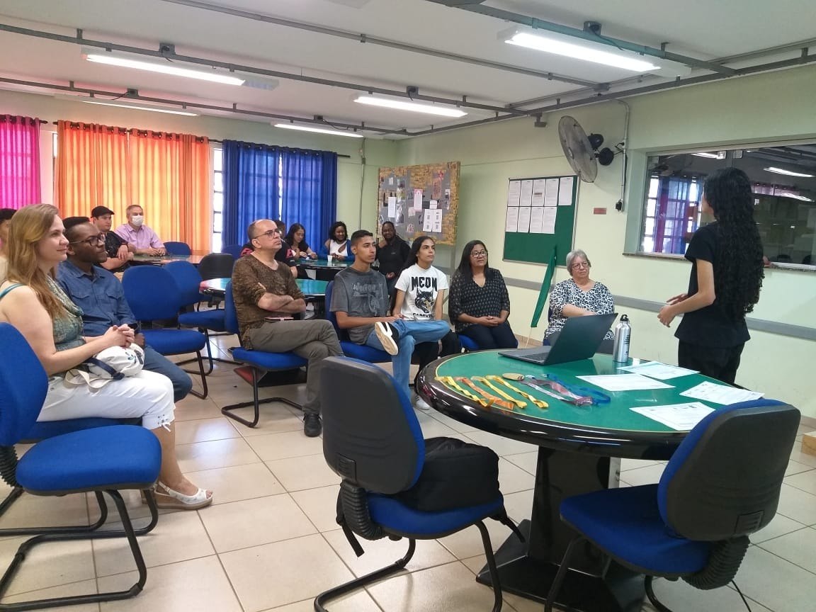 Fazendo palestra na ETEC Sapopemba, em São Paulo, onde estudou (de pé)