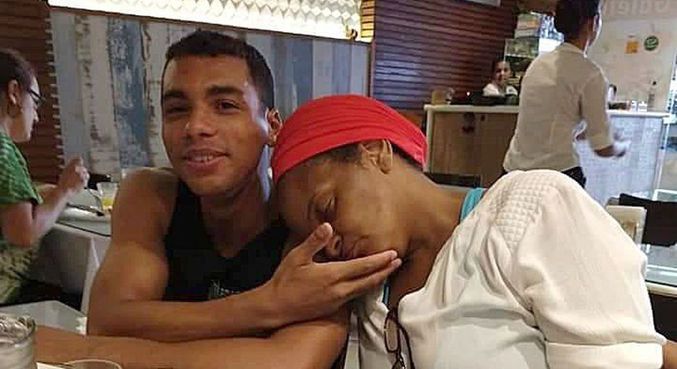 Ana Braga é amparada pelo amigo Isaque durante um episódio de narcolepsia