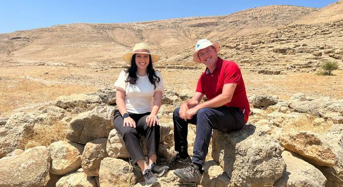 Ana Carolina Cury conversa com o historiador Ariel Horovitz em Gilgal, Israel