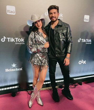 Ana Castela e Gustavo Mioto são os nomes mais comentados do momento nas redes sociais e no mundo sertanejo. Os dois tentam viver um romance discreto, mas não se desgrudam. O cantor até já viajou para conhecer a família da boiadeira. Confira, a seguir, alguns dos momentos que provam que os pombinhos não são bons na discrição