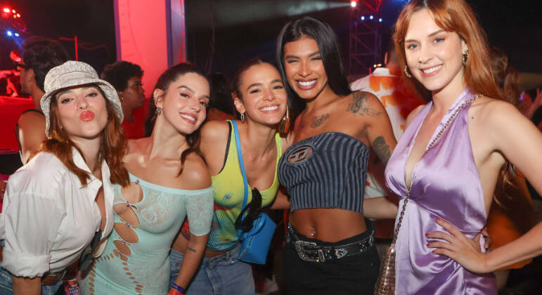 Ana Clara Lima, Giovanna Lancellotti, Bruna Marquezine, Pocah e Sophia Abrahão no show de Thiaguinho