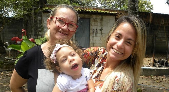 Ana com a filha e a neta; todos os membros da família já pegaram pelo menos uma das doenças transmitidas pelo aedes aegypti: zika, dengue e chikungunya