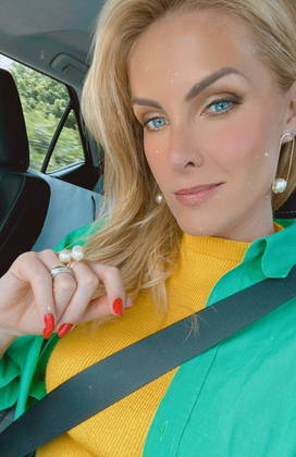 A apresentadora Ana Hickmann usou uma camisa verde por cima de uma blusa amarela 