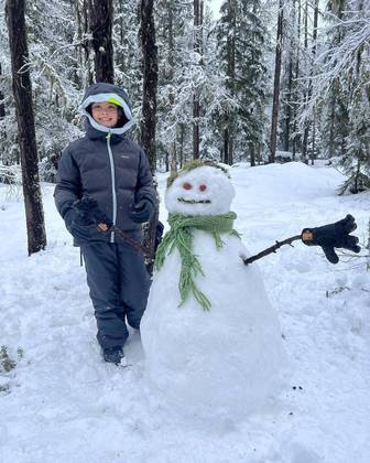 Alezinho posou com o boneco de neve. Uma fofura, não é?