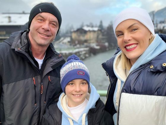 Ana Hickmann está com o marido, Alexandre Correa, e o filho deles, Alexandre Jr., de 8 anos, em Chamonix