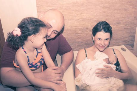 Ana Karla com o marido e a filha após o parto de Olívia