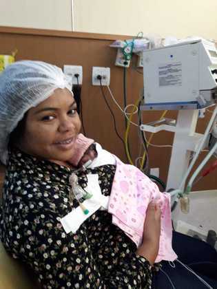 Ana Laura nasceu no hospital de Saquarema, ficou 10 dias na UTI Neonatal e depois foi  transferida para o Hospital de Clínicas de Icaraí. Ela passou 3 meses e 21 dias internada. Na maior parte do tempo, ficou entubada. 