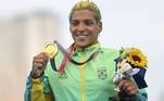 A nadadora Ana Marcela Cunha subiu com seu cabelo verde e amarelo no lugar mais alto do pódio após conquistar o ouro para o Brasil na maratona aquática