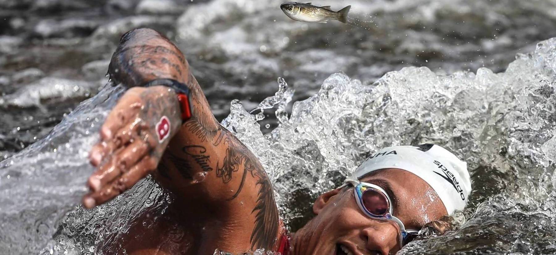 Ana Marcela Cunha venceu a maratona aquática e até o peixinho comemorou