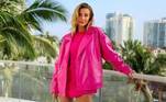 Na foto acima, o visual rosa-choque queridinho do momento. 'Miami mood. Dá série: jaqueta oversized perfeita e cool! Montei um look monocromático, na cor do momento! Gostaram?', questionou a modelo na legenda da publicação. Ela ainda completou o figurino com sandália verde neon e minibolsa redonda. O resultado foi um figurino ousado, chamativo e nada óbvio