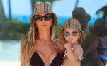 Em agosto do ano passado, Ana Paula e Vicky foram curtir uma praia em Miami com mais um lookinho combinado. As peças com estampa xadrez da grife Burberry somam o valor de R$ 17.795, de acordo com a plataforma online de moda de luxo Farfetch. A menina estava com um conjunto de biquíni que custa R$ 1.540, um chapéu de R$ 2.897 e um short de R$ 2.327 — totalizando R$ 6.700