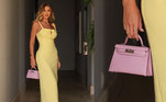 Em um clique, a modelo usou o círculo cromático e apostou em tons complementares, combinando rosa e amarelo em um look. O detalhe chiquérrimo ficou por conta da bolsinha de couro rosinha-clara escolhida. Porém, o modelo não é tão simples assim. A peça Mini Kelly é uma das mais exclusivas do mundo. Em um site de revenda de itens de luxo, um exemplar similar ao usado pela loira está à venda por US$ 41.052, ou R$ 202.394,57 na cotação atual