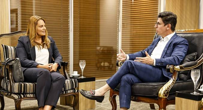 A prefeita Sheila Lemos conversa com André Dias, superintendente de rede da Record TV