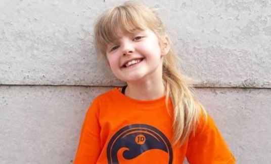 Menina belga de 9 anos impressiona web com talento na dança (vírgula)