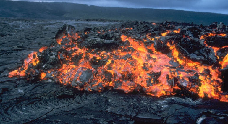 Fluxo de lava na planície costeira do vulcão Kilauea, no Havaí