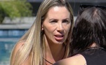 Análises sobre o temperamento dos rivais também estiveram na
mira dos competidores. Na área externa, Faby Monarca afirmou achar Giulia Garcia
uma pessoa frágil. 'Como eu achava a Giu forte, apesar de uma menininha, hoje eu
não acho'. Ela ainda duvidou do quanto do jogo a moradora irá aguentar 