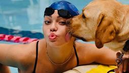 Nadadora cega conta com ajuda de cão para ir à Paralimpíada (Reprodução/Instagram Anastasia Pagonis)