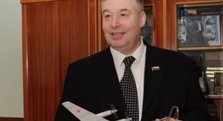 Anatoly Nikolaevich Gerashchenko, conhecido por seu trabalho no desenvolvimento de tecnologia aeroespacial e com ligações estreitas com o Ministério da Defesa de Putin, supostamente teria caído vários lances de escada e morrido na sequência, em setembro de 2022. O acidente teria acontecido no Instituto de Aviação de Moscou (MAI), onde ele exercia um cargo de chefia