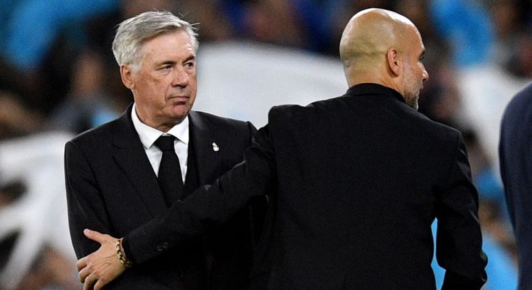 Ancelotti cumprimenta Pep Guardiola após derrota do Real Madrid nesta quarta (17)