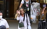 Sarah Jessica Parker, que voltará a viver a personagem Carrie Bradshaw, chegou aos sets de gravação com uma roupa branca num estilo mais confortável