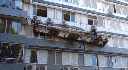 Trabalhadores ficaram presos em andaime instável
