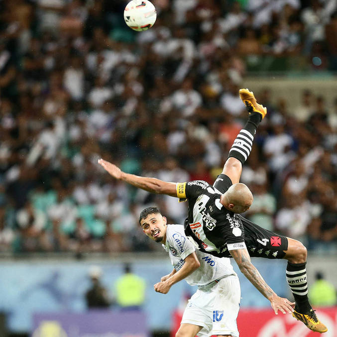 Anderson Conceição, do Vasco, cai após disputa pelo alto em jogo contra o Bahia