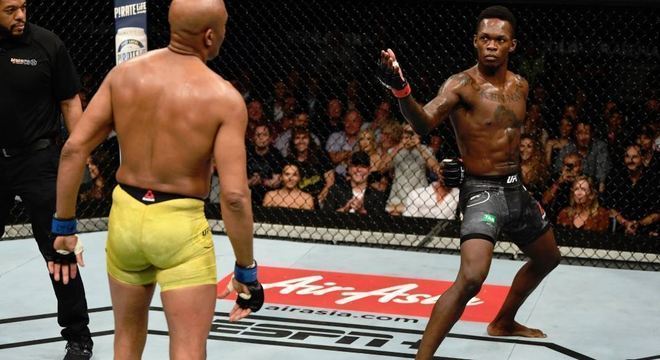 Não há a menor dúvida. Israel Adesanya copia o estilo de Anderson