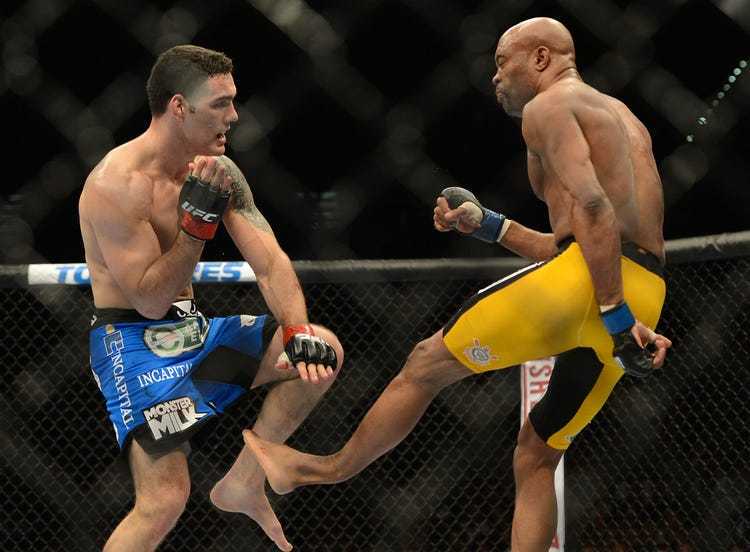 Anderson SIlva quebra a perna. Chutando Chris Weidman. Coincidência assustadora