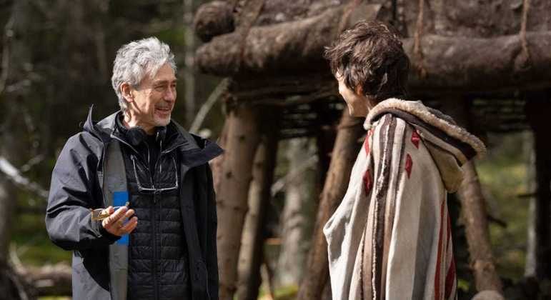 O showrunner Tony Gilroy e o ator Diego Luna no set de 'Andor'