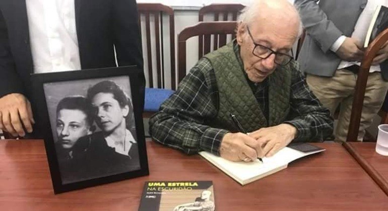 Andor Stern autografando o livro que conta sua história