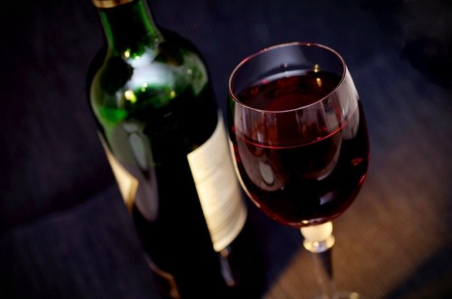 Andorra (Europa) - 78 mil habitantes. A maioria da população gosta de vinho. É a bebida mais consumida no país: 13,3 litros por pessoa/ano.. 