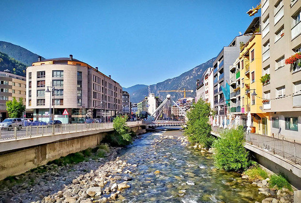 Andorra ocupa uma área de 468 km². É o sexto menor país da Europa e o 16º no mundo. Ele fica na Península Ibérica e faz fronteira com França e Espanha.