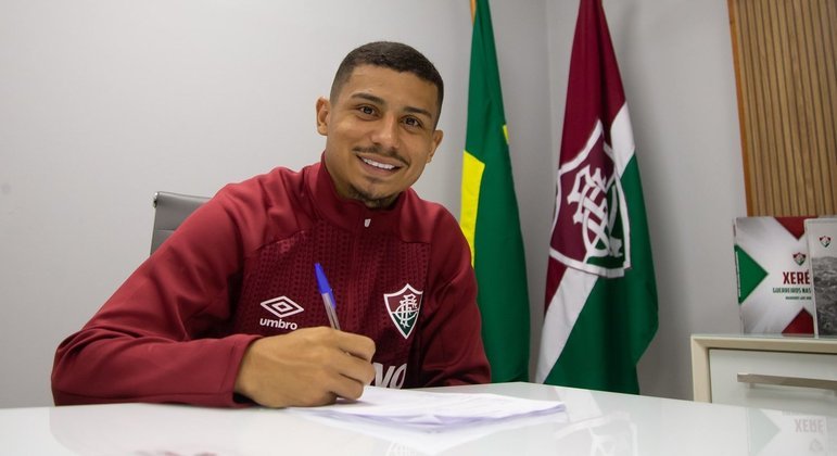 André assinando sua renovação de contrato com o Fluminense