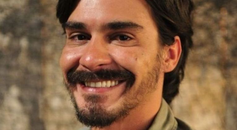 Neste domingo (14), é comemorado o Dia dos Pais. Muitas pessoas celebram a data com a família e fazem homenagens aos pais, mas para alguns famosos o dia pode não ser muito festivo. Alguns nomes, como André Gonçalves, já pisaram na bola com os filhos. O ator foi preso em 2022, após Tereza Seiblitz e Cynthia Benini, com quem o artista teve, respectivamente, as filhas Manuela e Valentina, entrarem na Justiça pedindo o pagamento das dívidas de pensão alimentícia. Manuela, filha mais velha do ator, também já compartilhou diversos desabafos nas redes sociais, dizendo que teve um pai ausente.
