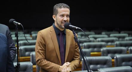 Ex-assessor quer acareação com deputado Janones