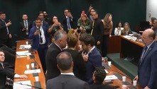André Janones bate boca com deputados da oposição na Câmara e é empurrado; veja vídeo