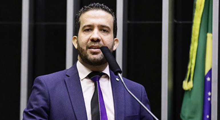 Mineiro de Ituiutaba, André Janones é deputado federal por Minas Gerais e está em seu primeiro mandato