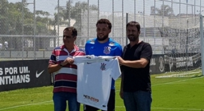 André Luis foi apresentado no CT do Corinthians