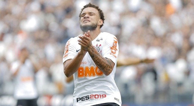 Estreante André Luiz lamentou chances perdidas no tropeço do Corinthians