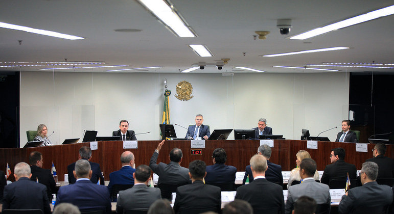 Ministro do STF, André Mendonça (no centro); presidente do Senado, Rodrigo Pacheco (à esq.), e presidente da Câmara, Arthur Lira (à dir.)
