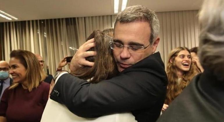 André Mendonça abraça Michelle Bolsonaro, que atuou no apoio à sua aprovação ao STF