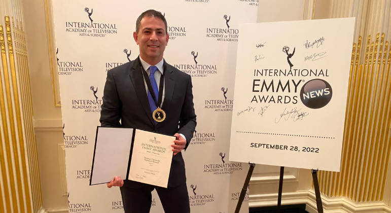O jornalista André Tal, da Record TV, recebe certificado pela participação no Emmy Awards