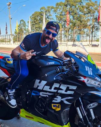 O piloto tinha em seu currículo os títulos das categorias 600cc Pro e 1000cc Evo da SuperBike Brasil