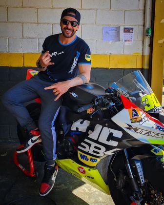 Natural de São Paulo, André Veríssimo Cardoso tinha 42 anos e começou a competir na motovelocidade com 30 anos, em 2011