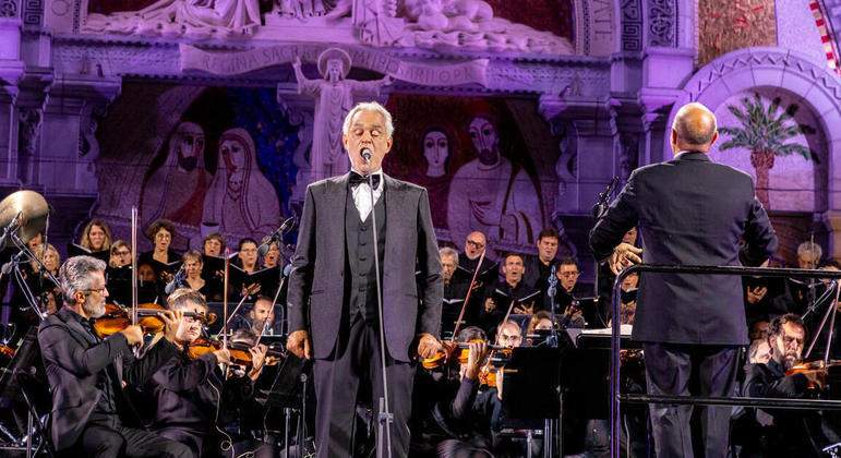 Tenor italiano Andrea Bocelli durante concerto na França